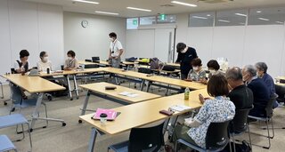 ボイスオーバー自主トレでの意見交換の様子