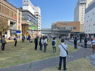 ステージ発表をみる観客の写真