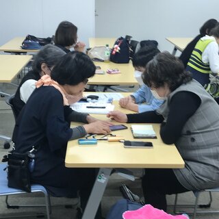 サポーターが受講者にアドバイスをしている写真：ユーザー辞書の使い方