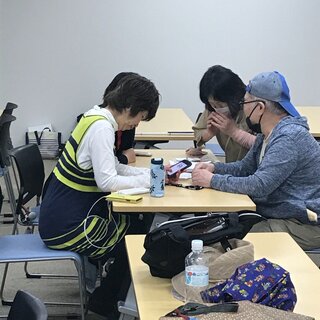 サポーターが受講者にアドバイスをしている写真：電話番号・パスコードの入力練習